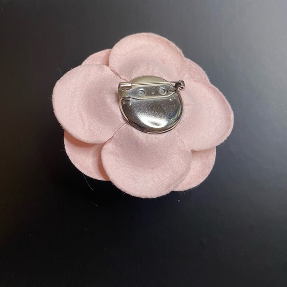 Camellia Flower Brooch Pin New Handmade Light Pink - Picture 3 of 3